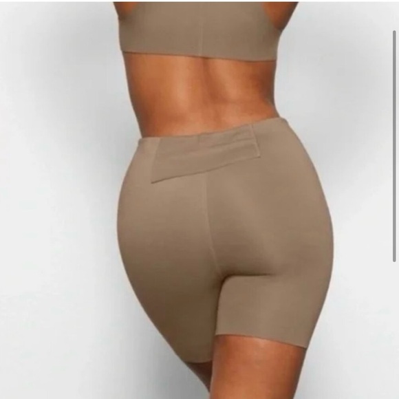 NWT SKIMS Sport Swim Scuba Mid Thigh Short in Desert - Picture 2 of 10